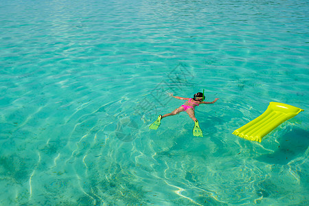 年轻女孩度假时在热带水中潜水热带地标游客女士岛屿旅行浮潜者旅游风景闲暇图片