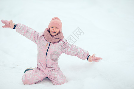 在阳光明媚的冬天天下雪时 可爱小女孩的肖像乐趣夹克帽子孩子童年闲暇森林手套幸福外套图片