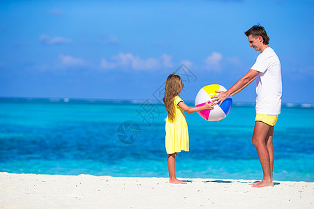 快乐的爸爸和女儿一起玩球 玩得开心图片