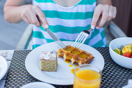 美味的华芙饼 蛋糕 咖啡和果汁在度假餐厅用于早餐胡扯面包羊角假期水果木瓜牛奶杯子桌子橙子图片
