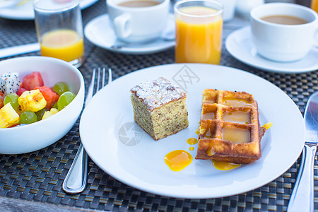 美味的华芙饼 蛋糕 咖啡和果汁在度假餐厅用于早餐盘子羊角水果巧克力牛奶胡扯面包食物糕点橙子图片