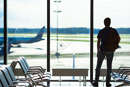 等待登机的机场飞机的人的休眠门票冒险男人休息室国际活动游客旅行车站护照图片