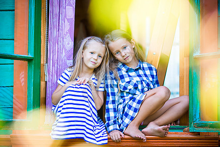 住在户外农村家庭窗户窗中的可爱的小女孩女孩幸福眼睛童年孩子玻璃婴儿姐姐橙子农家图片