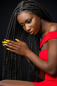 美丽的非洲女人触摸着长长的编织头发图片