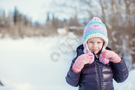 在阳光明媚的冬天天下雪时 可爱小女孩的肖像毛皮雪花森林童年女儿帽子孩子幸福外套女性图片