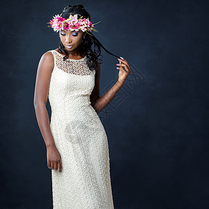 有花冠的非洲新娘的时尚肖像图片
