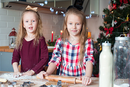 孩子们在家里厨房做圣诞烤姜饼饼干的小孩了图片