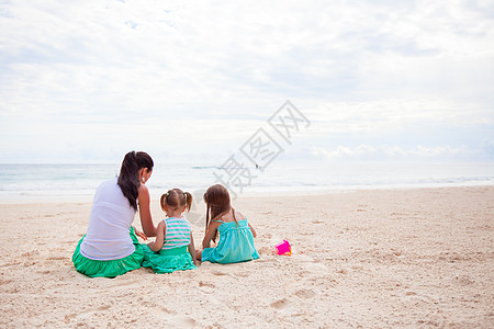 家庭快乐 孩子在阳光明媚的天气 在奇异海滩玩得开心热带成人晴天父母假期女士海洋裙子女孩海岸图片