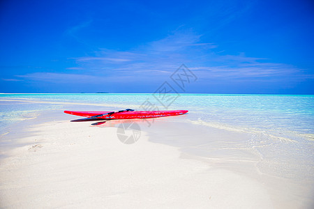 白沙滩上有绿绿水的红冲浪板风景海浪闲暇旅游热带运动血管旅行冒险情调图片