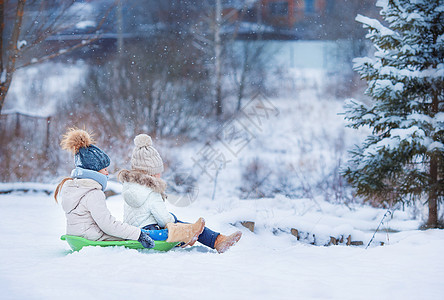 可爱的小女孩享受雪橇赛跑 儿童滑雪 孩子们在雪地里户外玩耍 圣诞节前夕家庭度假室外天气女孩们围巾活动微笑幸福手套女孩季节女儿图片