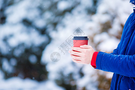 在寒冷的冬日户外 喝咖啡的密闭男子木头男人降雪咖啡药片季节快乐冷冻可可帽子图片