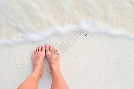 在浅水的白沙滩上 女人的脚蓝色日光浴脚趾赤脚棕褐色假期女孩闲暇乐趣休闲图片