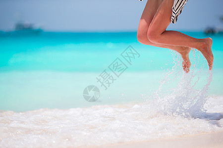 在浅水的白沙滩上 女人的脚女性赤脚身体阳光足部蓝色成人脚趾旅行游客图片