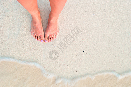 在浅水的白沙滩上 女人的脚足部赤脚乐趣蓝色脚趾成人休闲晴天海岸线女性图片