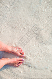 在浅水的白沙滩上 女人的脚蓝色阳光晴天享受女士游客女性乐趣休闲旅行图片