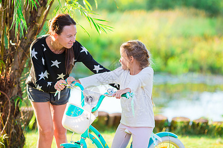 夏季日年轻活跃家庭骑自行车图片