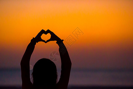 在日落时 心的月光在夕阳下牵手橙子童年阳光女士快乐异国海洋假期海滩海岸图片