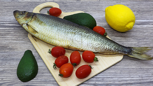 切鱼板上的新鲜鱼和蔬菜黄瓜沙拉市场盘子鲭鱼柠檬鳟鱼烹饪海鲜钓鱼图片