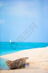 印度洋白沙滩上的旧木制单桅帆船假期气候旅行旅游海滩阳光木船热带目的地天空图片
