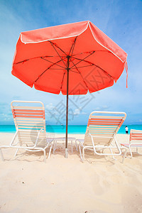 美丽的热带度假胜地的阳床和雨伞休息室蓝色海洋情调海滩旅行躺椅闲暇阳光日光图片