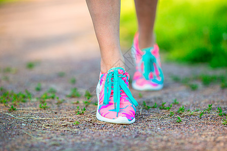 健康积极的生活方式女运动员系跑鞋 运动女孩准备慢跑锻炼 跑鞋特写镜头蕾丝活动有氧运动鞋类训练赛跑者花边公园跑步速度图片