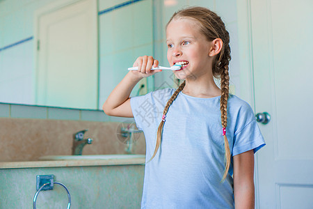 小可爱女孩在浴室刷牙 小女孩的完美雪白笑容 美极了青少年卫生微笑打扫牙齿牙科喜悦青年童年牙膏图片