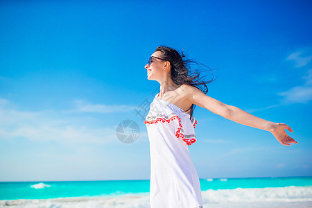 在白色热带沙滩度假的年轻美貌女子 享受白热带海滩假期图片