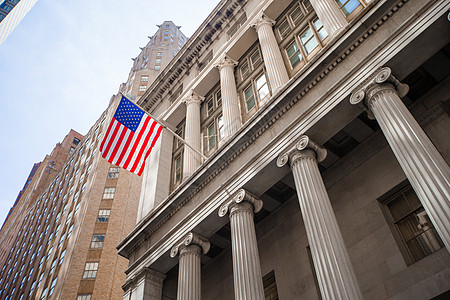 曼哈顿金融区纽约证券交易所 天上大楼的景象图1首都雕像蓝色商业风险投资经济旗帜金融建筑图片