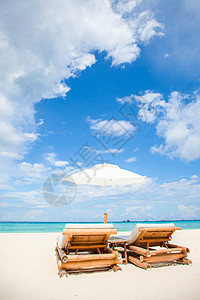 奇特热带白色沙沙滩上的海滩椅和雨伞奢华晴天酒店椅子海岸旅游假期蓝色旅行情调图片