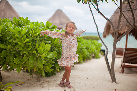 美丽的快乐笑笑的小女孩 在沙滩度假海洋女士海景海岸线女孩海岸裙子太阳异国喜悦图片
