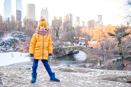 纽约市曼哈顿中央公园冰场的风景中 可爱的小姑娘们溜冰者孩子闲暇乐趣摩天大楼公园童年娱乐喜悦建筑物图片