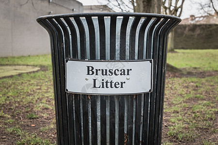 公共公园中的垃圾木材垃圾花园废物回收处理环保管理城市垃圾箱背景喜鹊图片