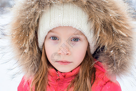 在阳光明媚的冬天天下雪时 可爱小女孩的肖像外套雪花夹克森林幸福手套公园婴儿毛皮季节图片