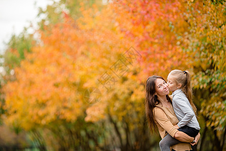 秋天公园户外母亲和孩子家庭在公园的户外活动图片