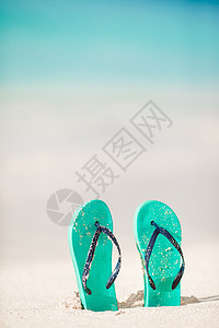 夏月薄荷在白沙滩上戴墨镜水脚季节衣服蓝色旅行天堂假期拖鞋海洋凉鞋图片