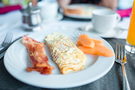 美式早餐 咖啡馆桌边有煎蛋和培根图片
