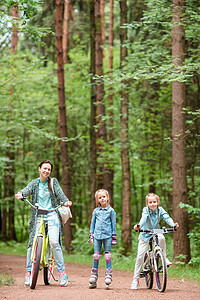母亲和女儿在公园骑单车孩子家庭童年儿童幸福喜悦妈妈父母享受微笑图片