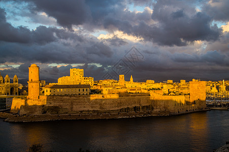 龙口的马赛尔海中地中海海洋旅游历史目的地自然日落外观建筑天空城市结构图片