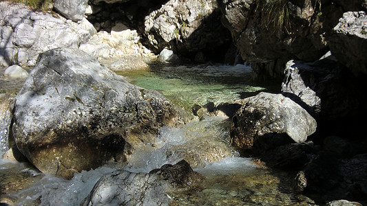 多洛米特河的水道流动灌木丛植物荒野岩石森林溪流石头公园河道图片