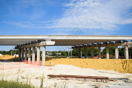 建设新的道路和交通交汇处 在钢筋混凝土结构和路面上工作运输石头卡车旅行沥青场地航拍地面工人通讯图片