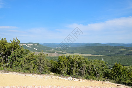 克里米亚风景 在克里米亚的道路上行驶 克里米亚的郊区 村庄 田野和小径社论沥青旅行运动旅游入口林地驾驶仙境飞机场图片