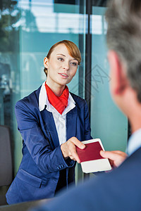 旅客服务代理 在机场地区发放商务人士护照和登机证 在机场区办理签证微笑男人工作女士飞机飞机场女性职业乘客旅行图片