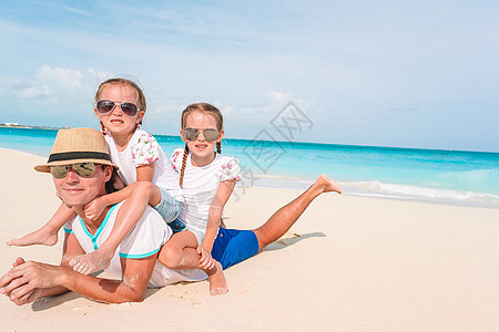 在热带沙滩度假时幸福的美丽家庭孩子成人母亲海岸假期海洋情调日落男人喜悦图片