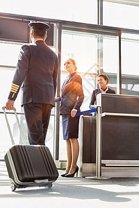 年轻美丽的机场工作人员的肖像 他们打开了B的大门游客行李监视器飞机场电脑职员乘客托运队长旅行图片