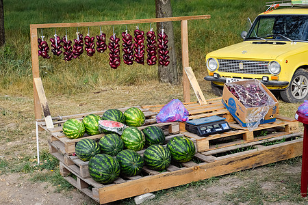 通过公路销售蔬菜和西瓜 为游客在公路旁的度假商店贸易峇株饮食市场食物旅行甜瓜洋葱工作水果图片
