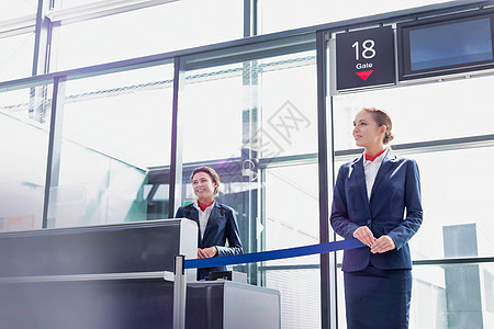 年轻美丽的机场工作人员的肖像 他们打开大门在机场登机以及飞机职员电脑飞机场服务乘客行李旅行游客航空公司图片
