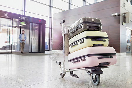 带透光照明弹的车载行李照片飞机家庭车轮游客秘境托运飞机场大车航空公司旅行图片