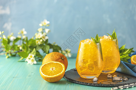 两杯橙色冰饮料 木制涡轮红酒上加鲜薄荷果汁柠檬酒精苏打热带早餐液体水果橘味饮食图片