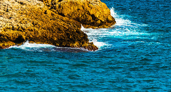 海上高悬崖 夏天的海底背景 许多喷洒全景悬崖岩石耀斑旅行绿水海岸风景海浪海岸线图片