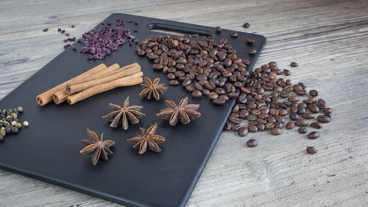 咖啡豆 肉桂棒和星星蜂蜜 香料和食物图片